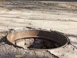 У Чернівцях безхатько впав у каналізаційний люк і загинув (ОНОВЛЕНО)