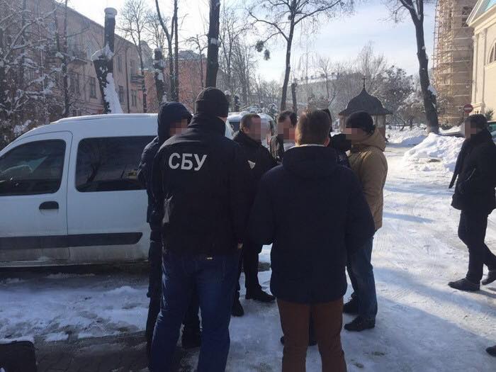 УСБУ в Чернівецькій області оприлюднило відео затримання на хабарі помічника судді Господарського суду