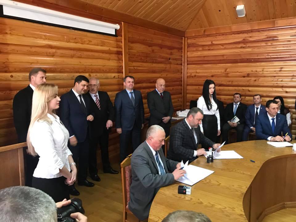 Вижницькій та Вашковецькій ОТГ першим на Буковині  передано землі державної власності в комунальну власність  