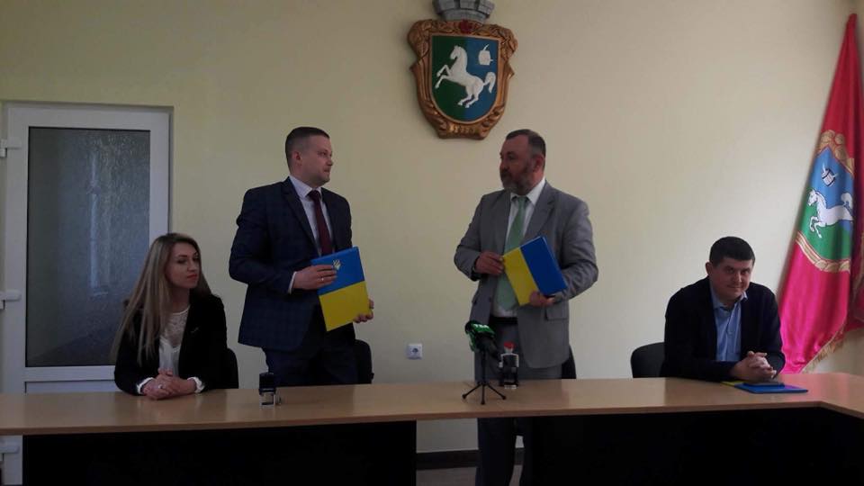 Кострижівській громаді, що на Заставнівщині, передано близько 300 га, Кіцманській ОТГ - 250 га  землі