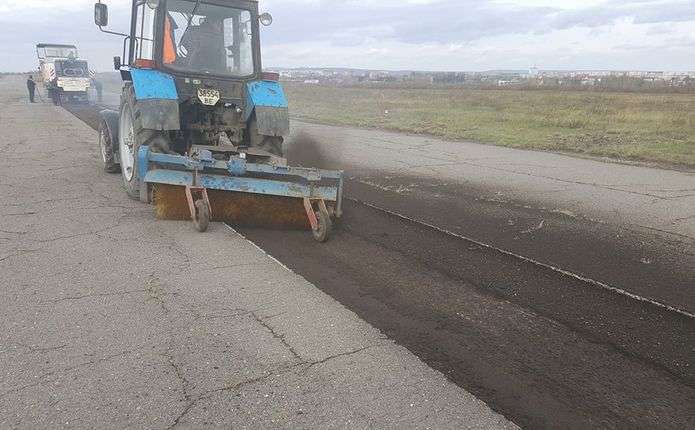 Для подальшого розвитку чернівецького аеропорту злітну смугу варто передати державі, - думка