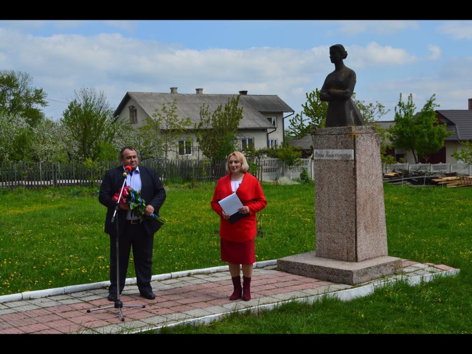 Нардеп Тіміш посадив яблуню на території садиби Ольги Кобилянської у Димці