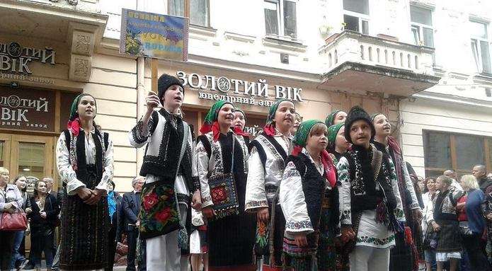 У Чернівцях відбувся парад румунського національного одягу