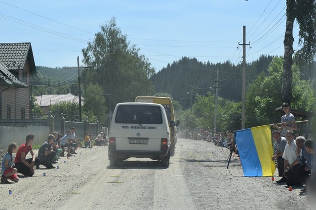 На похорон героя Віктора Ферлієвича з Буковини прийшло декілька тисяч односельчан