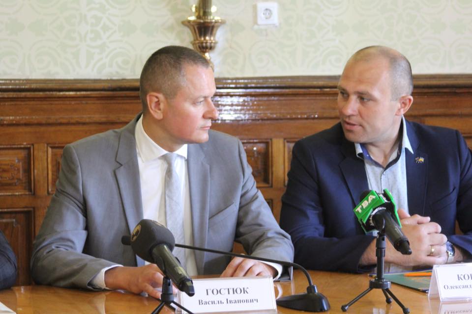 Гостюк першим в Україні підписав меморандум про поглиблення співпраці Чернівецької ОДА з об’єднаними територіальним громадами