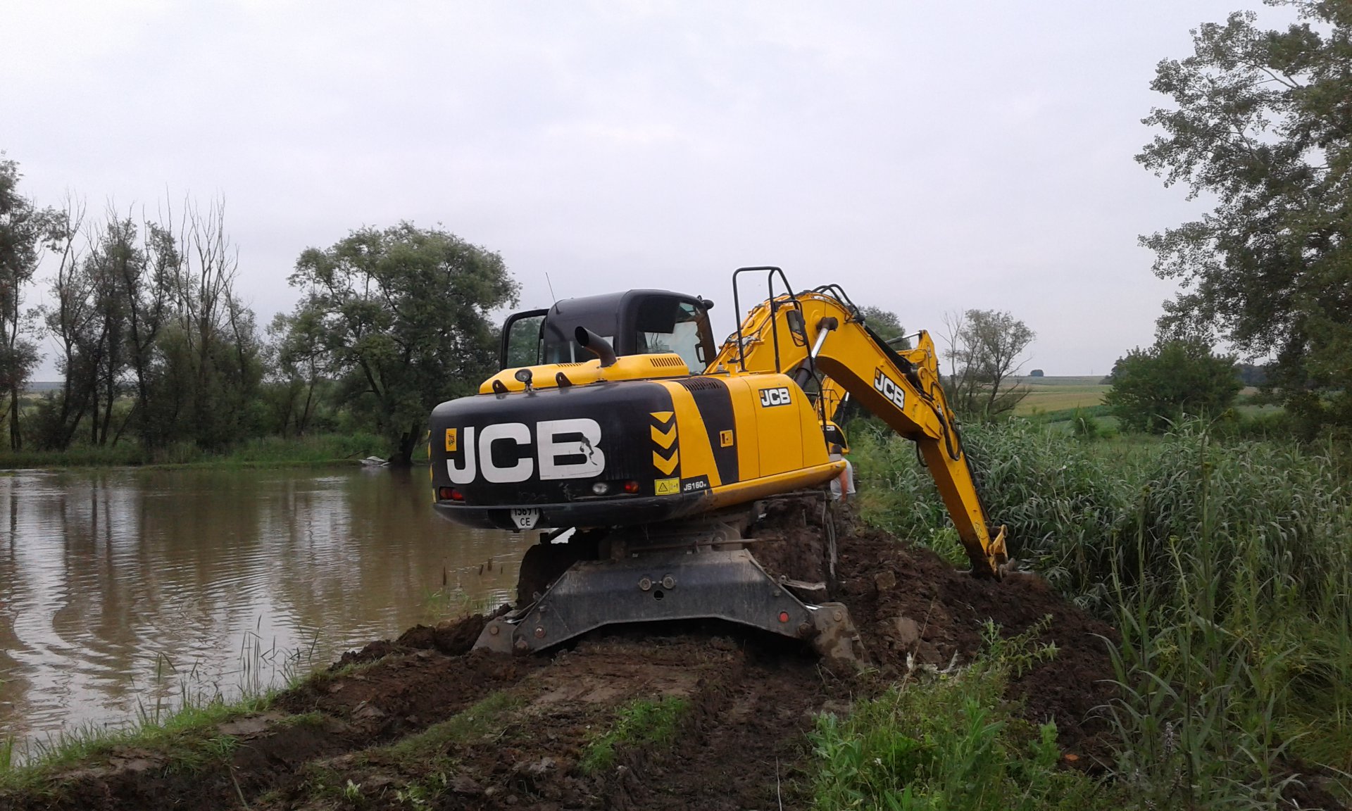 Бал на ставах правлять упирі: в одному з найбільших сіл Кіцманщини, як снігова куля, наростає конфлікт навколо водойми 