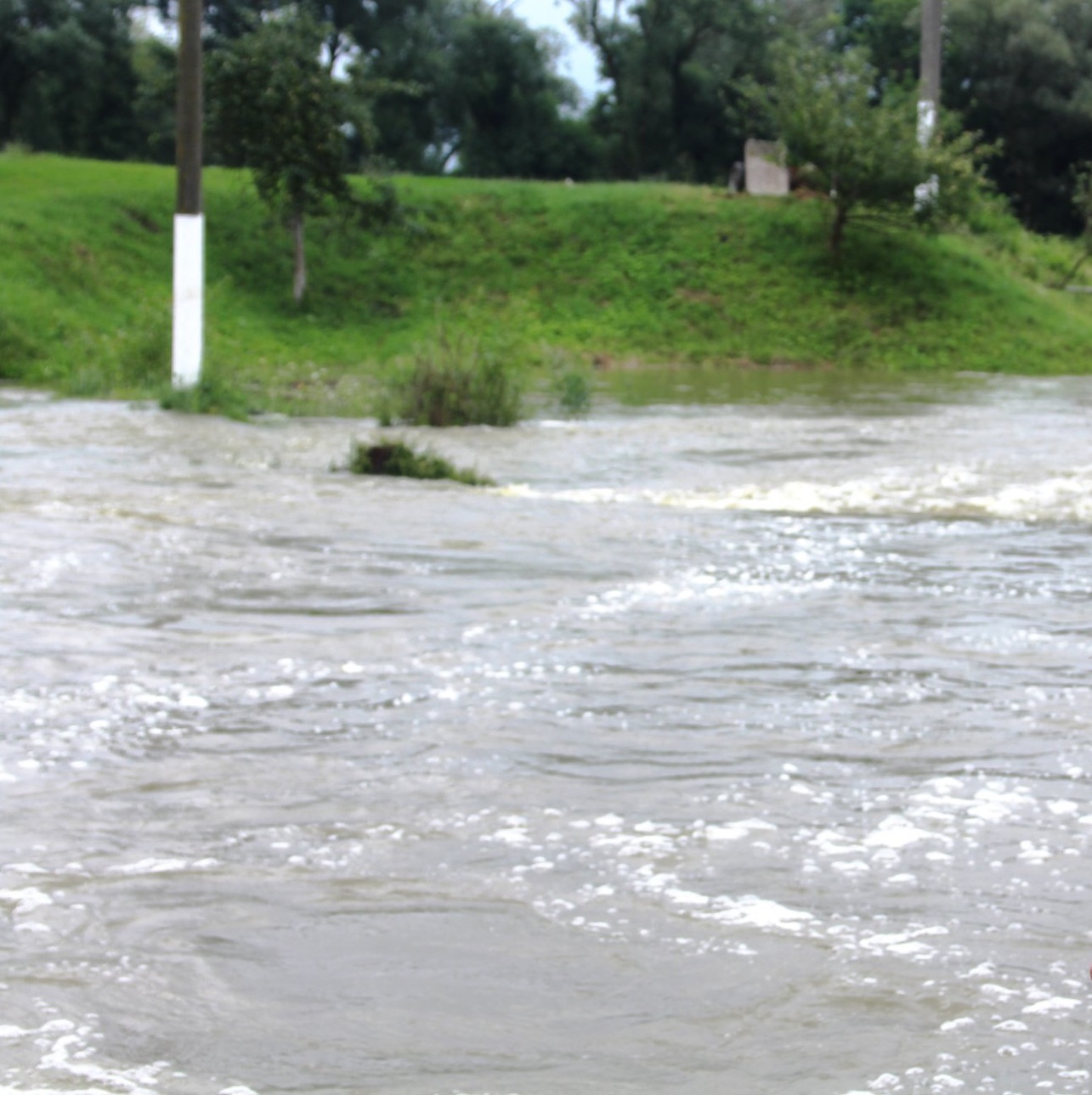 Основне завдання – не допустити прориву каскаду ставів у Кіцманському районі: через ускладнення погодних умов поліція Буковини працює у посиленому режимі