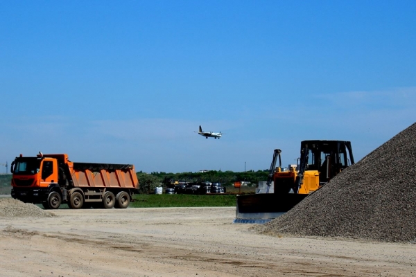 Поки Чернівецька міськрада бавиться у відставку мера, уряд виділив Одесі 253 млн гривень на будівництво злітно-посадкової смуги аеропорту 