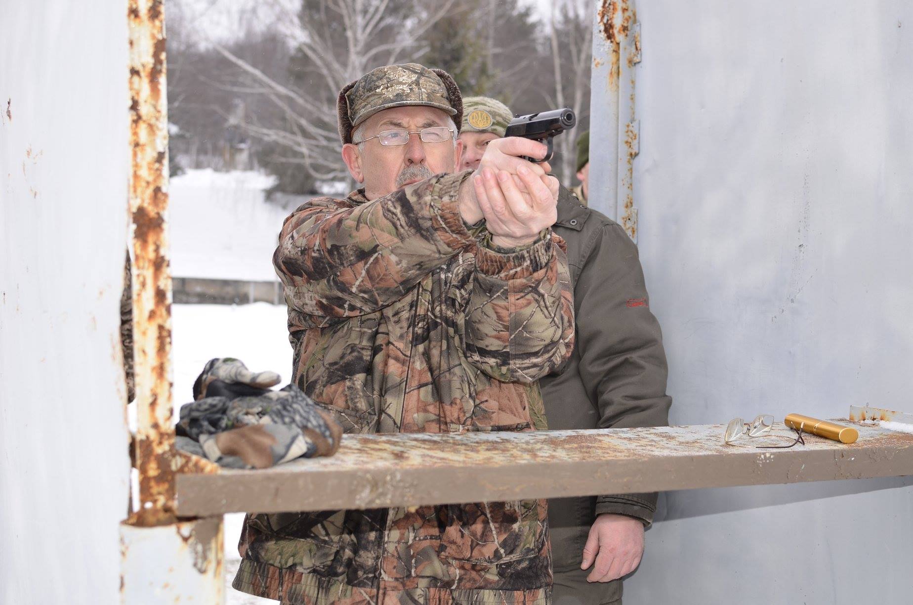 Після нагадування Бурбака і Федорука Фищук різко засудив дії 29-ти депутатів, які усунули мера Чернівців