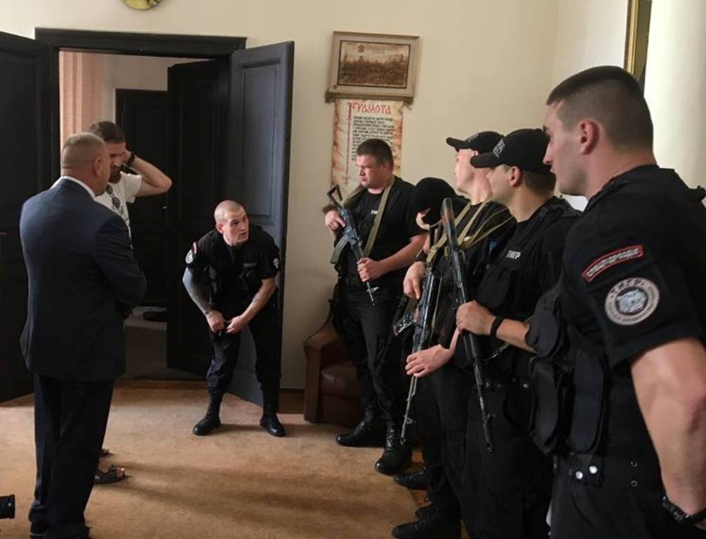 У Чернівецькій міській раді автоматники: цього разу для зйомок у кліпі