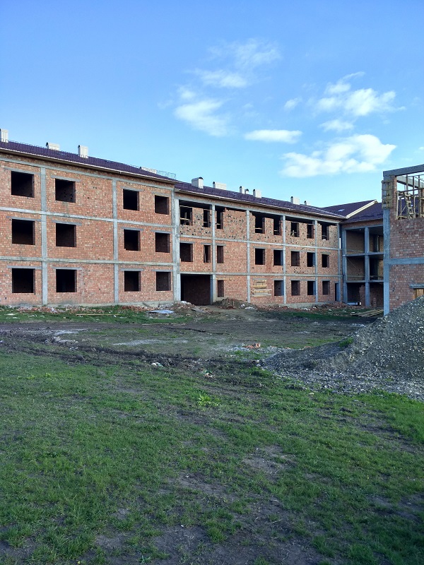 В українських Рідківцях призупинено будівництво школи на 500 учнів 