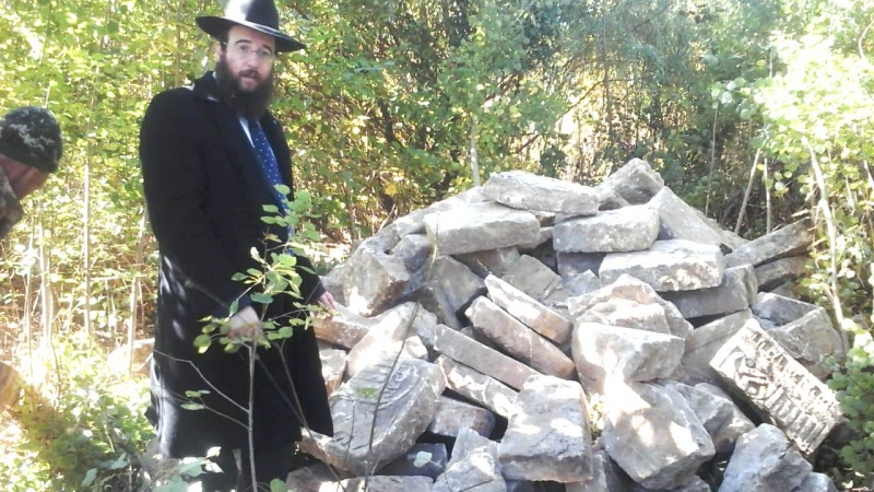 У Чернівцях на військовій базі виявили сотні єврейських надгробків, таємно вивезених наприкінці 1940-х - початку 1950-х років - фото
