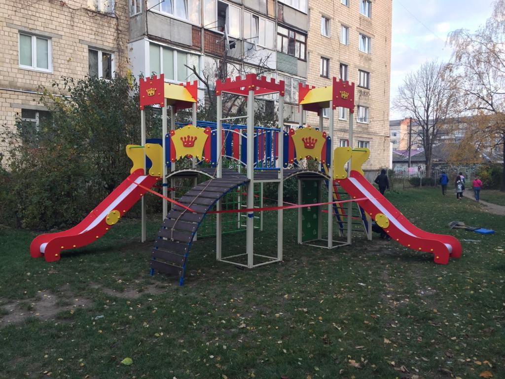 Депутати фракції БПП «Солідарність», за сприяння народного депутата України Владислава Севрюкова, ініціювали встановлення у Чернівцях одразу 24 дитячих майданчиків
