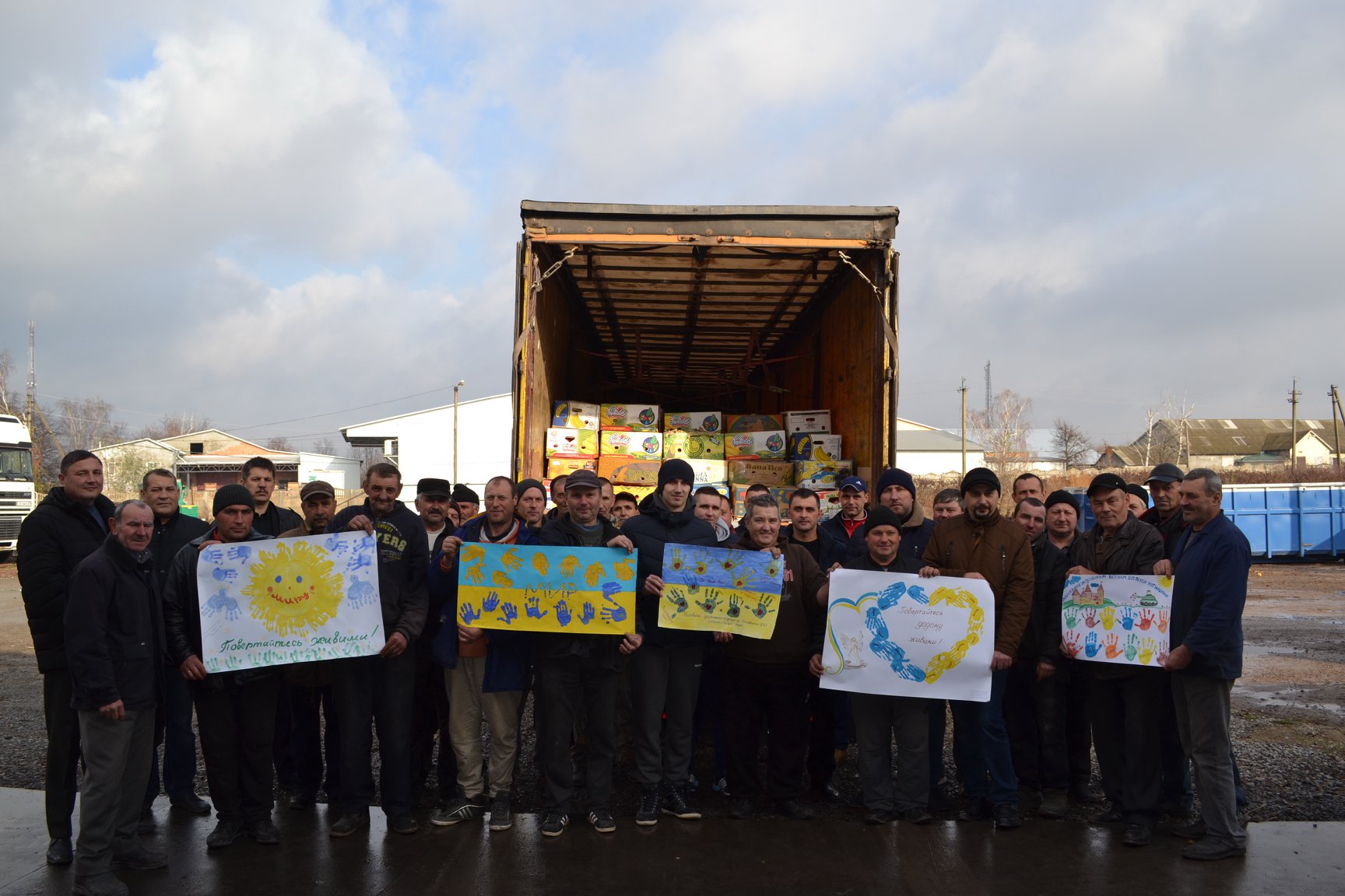 Бурбак допоміг доправити солдатам на Схід України 20 тонн яблук, які зібрали підприємці Хотинщини 