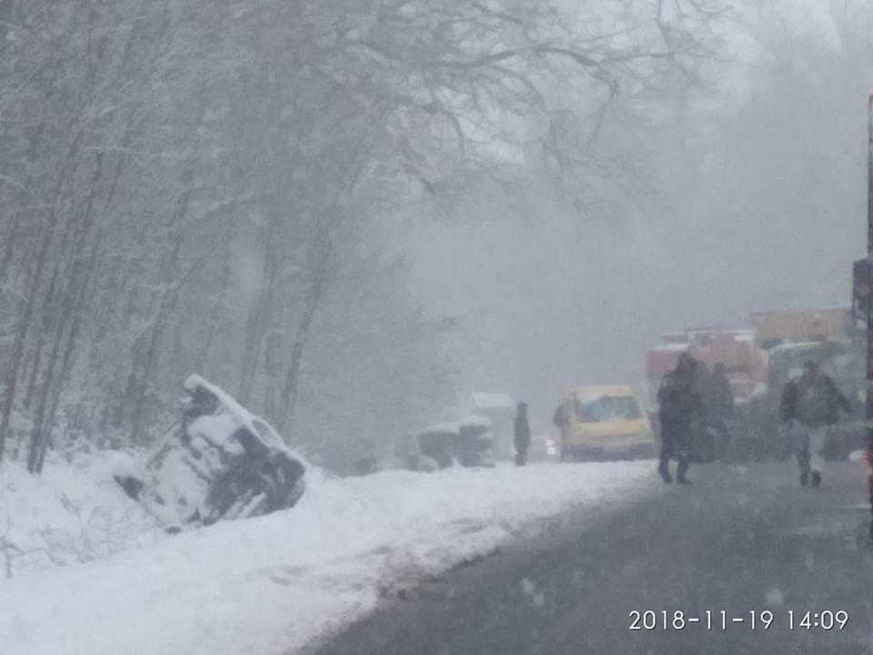 У Чернівецькій області через снігову негоду з траси з’їхало п’яте за добу авто: перед Недобоївцями перекинулося  