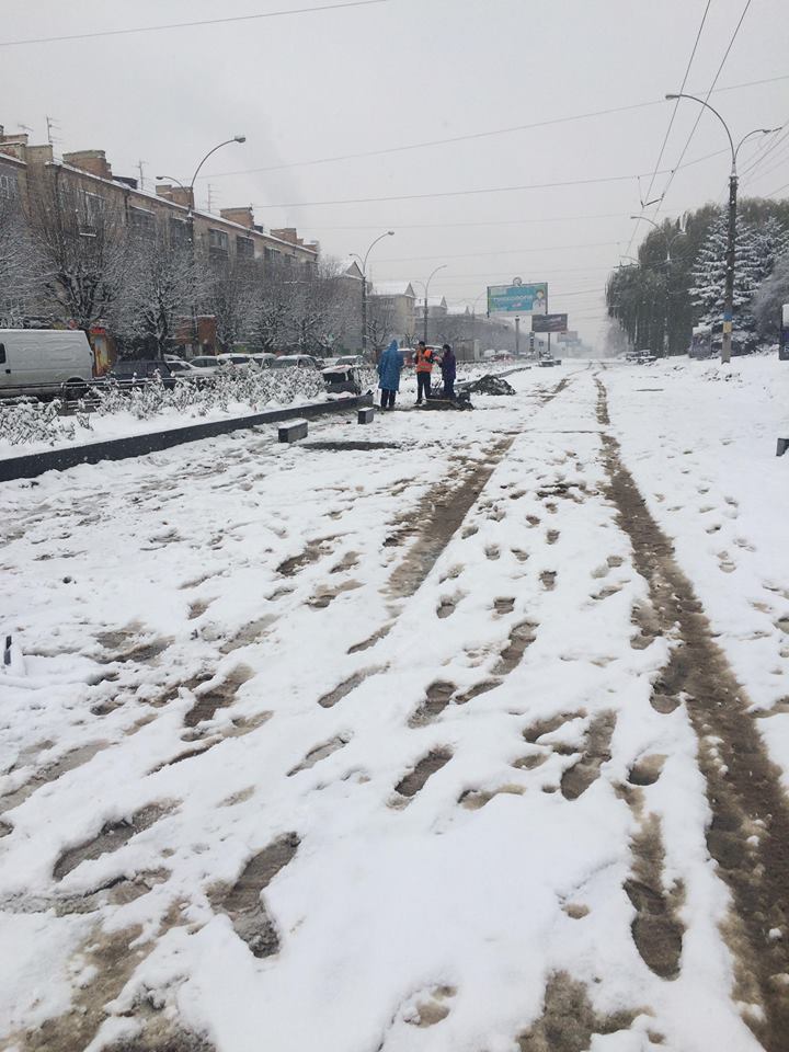 Новий запроданівський метод ремонту доріг - великі гроші чернівчан вкладають у мокрий сніг: Бурбак обіцяє реагування