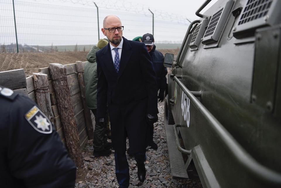 Політиканів, які дискредитують успішний проект 'Стіна', Яценюк прямо запитав на кого вони працюють 