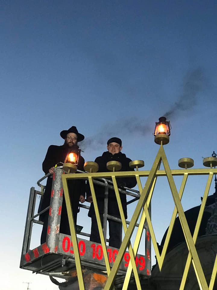  Ребе Менахем Мендл Гліцнштейн і нардеп Максим Бурбак запалили вогонь ханукальної Менори у Чернівцях