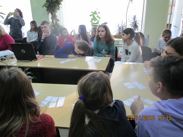 У Чернівцях на уроці-шансі в бібліотеці старшокласникам розповіли як вберегтися від СНІДу 