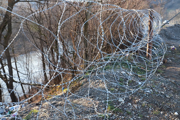 Для протидії контрабанді курива на кордоні в межах Чернівецької області облаштують спіральний загороджувальний паркан 