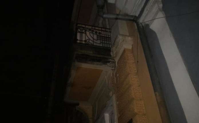 У центрі Чернівців обвалився шматок балкону, який ледь не зачепив перехожих