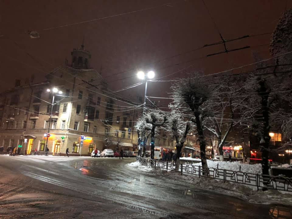 Перехрестя вулиць та пішохідні переходи біля кінотеатру «Чернівці» вночі краще освітлюватимуть 