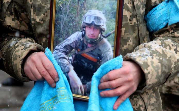 У Чернівцях після тривалої експертизи поховали бійця, який загинув на Луганщині