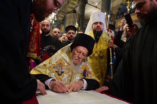 Сьогодні в Стамбулі відбулася церемонія підписання томосу для ПЦУ, який від 7 січня буде доступний для загального огляду у Києві (наживо)