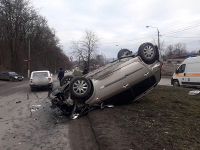 У Чернівцях на Калинівській перекинулась автівка - фото