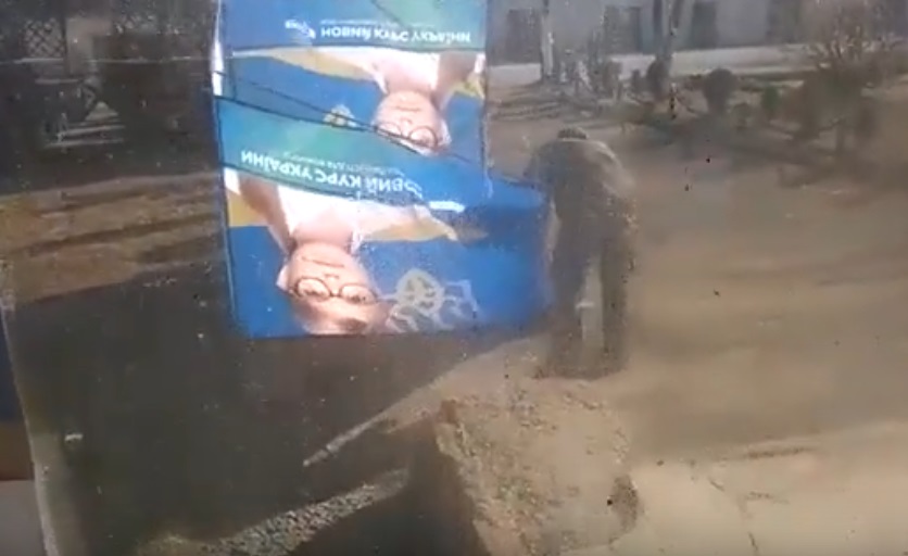 З'явилося відео пошкодження агітаційної палатки Тимошенко на Сторожинеччині: поліція встановлює причетних 