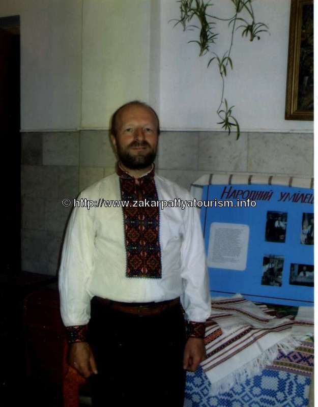 Є такий майстер, котрий світ дивує своїми килимами, ліжниками, тайстрами і запасками…