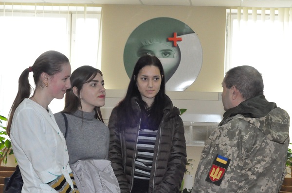 Студентки Чернівецького медичного коледжу приємно здивували військових неабиякою зацікавленістю військовою справою