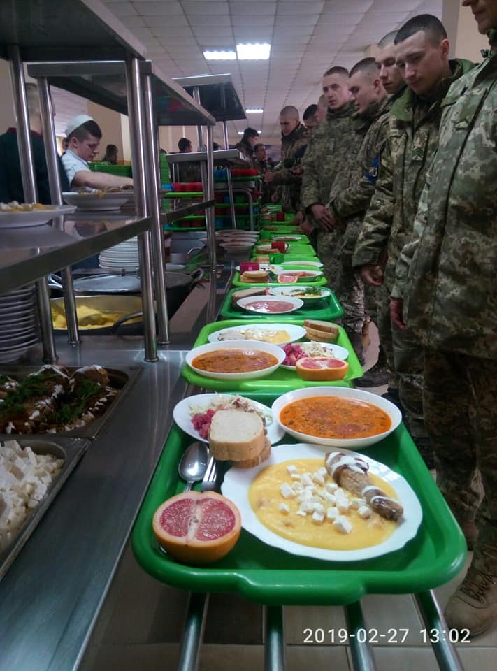 Особовий склад військових частин, які дислокуються в Чернівецькій області, харчують за Каталогом із майже 400 найменуваннями продуктів 