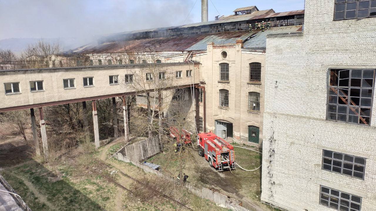 Пожежа знищила покрівлю на цукровому заводі «Хрещатик», однак саму споруду вогнеборці врятували від знищення 