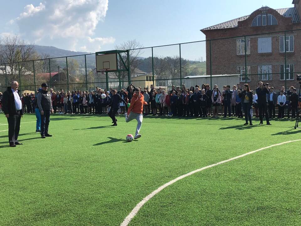 В Горішніх Ширівцях урочисто відкрили новеньке футбольне поле, а на добудову школи виділили 20 мільйонів 
