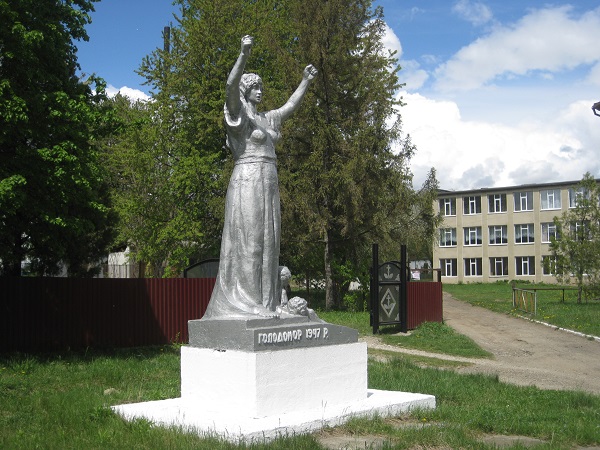 Цей  пам’ятник  невимовної  скорботи  поколінь  по  жертвах  голодомору 1946-1947 років стоїть в центрі бесарабського села Ржавинці Заставнівського району