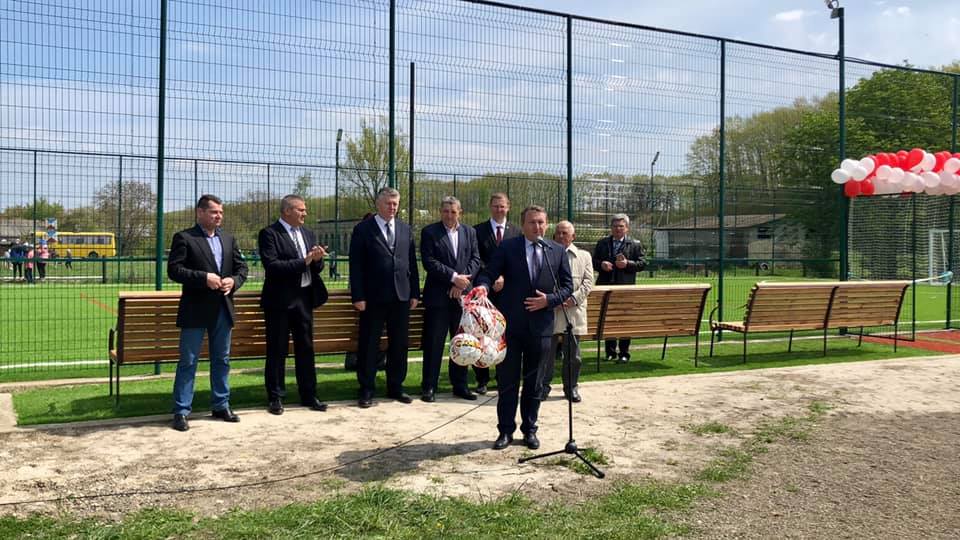 У Іспасі урочисто відкрили сучасний міні-стадіон