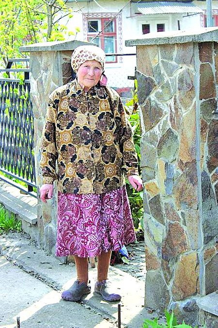 У Чернівцях 92-річна жінка перетворила вулицю у квітучу алею