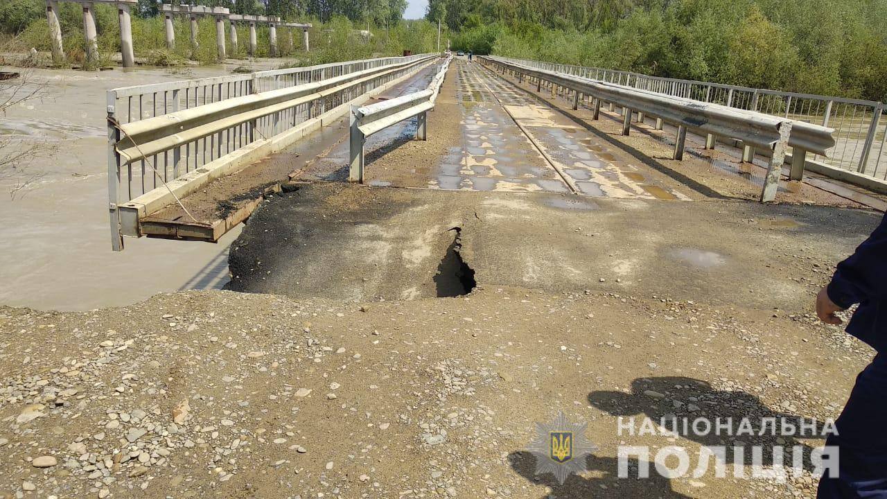 Течія Прута пошкодила бетонну плиту автомобільного мосту у Маршинцях