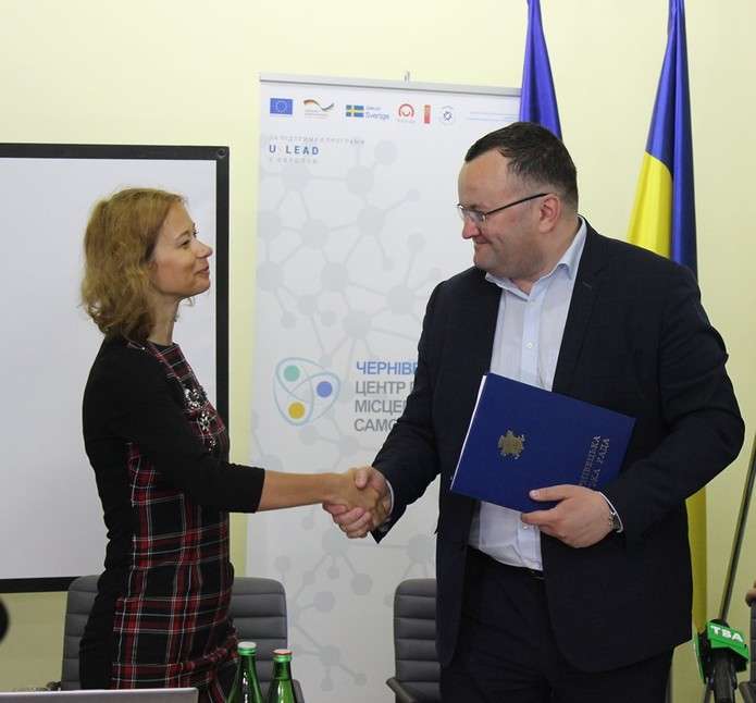 'Що відбувається після тендерів': якість і вартість ремонту доріг у Чернівцях контролюватимуть міжнародні експерти