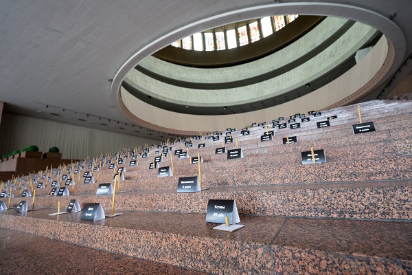 Триста свічок, що символізують згаслі в автокатастрофах життя: у 2018 році на українських дорогах загинуло 3350 людей, травмовано – 30 000