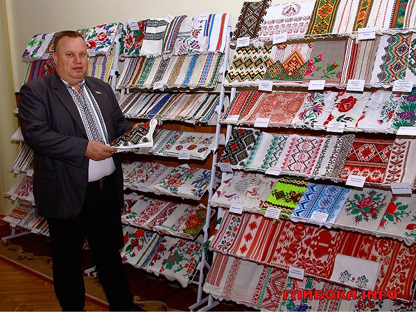 Голова Глибоцької районної ради зібрав унікальну колекцію вишиваних і домотканних рушників майже з усіх регіонів України 
