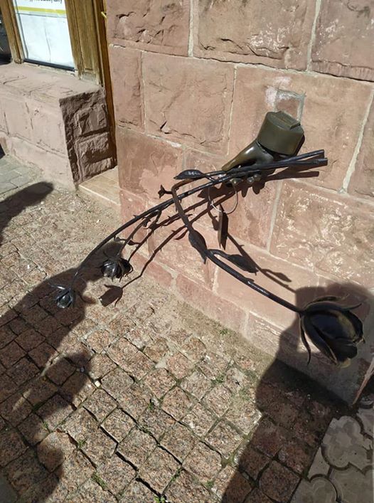 Вандали понівечили пам'ятник трояндам, якими підмітали хідники у Чернівцях 