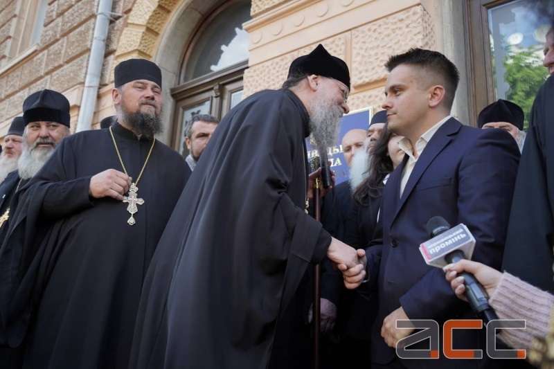 В.о. голови Чернівецької ОДА Михайло Павлюк вийшов до мітингувальників, які протестували проти переведення парафій УПЦ Московського Патріархату до Православної Церкви України (ОНОВЛЕНО о 15.32)