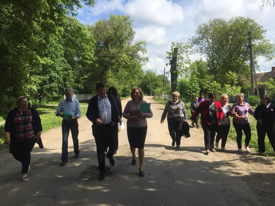 На Кельменеччині селяни поскаржилися Бурбаку на незаконні оброблення ядохімікатами полів біля сільських хат 