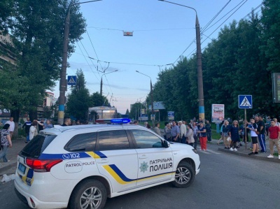 Обурені відключенням газу в їхньому житловому будинку чернівчани перекрили рух транспорту на Головній (ОНОВЛЕНО)