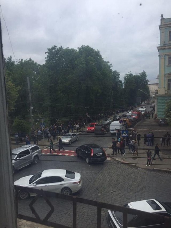 Масові «замінування» в Чернівцях: поліція проводить евакуацію людей з п’яти приміщень – фото