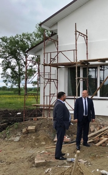 Іван Мунтян з Василем Бічером ознайомилися з ходом будівництва амбулаторії на Глибоччині 