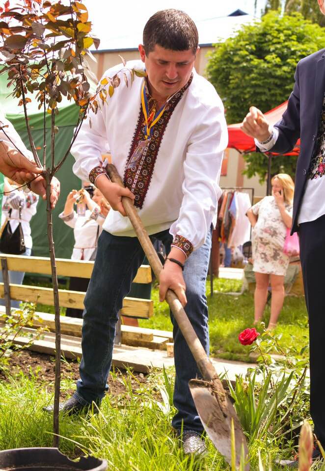 Бурбак посадив дерево у рамках 25-го Міжрегіонального фестивалю «Дністрові зорі»