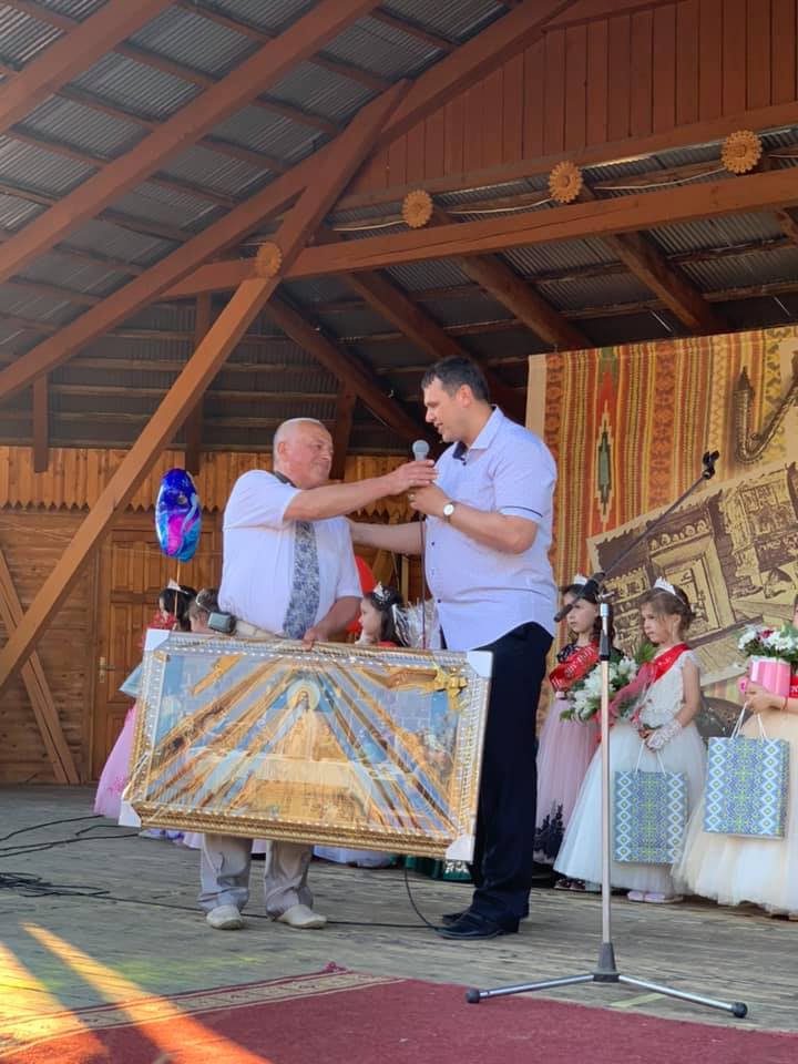 Оберіг для охорони і благословення кожного в цім краю подарував вижничанам Андрій Маковей з нагоди Дня міста 